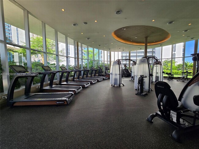 Building Photo - 700 NE 24th St