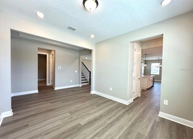 Building Photo - 2122 Divot Dr