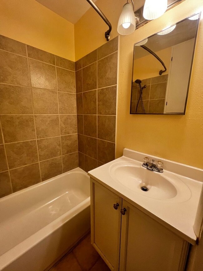 Building Photo - 2-Bedroom 1-Bathroom Duplex in West Fort Collins