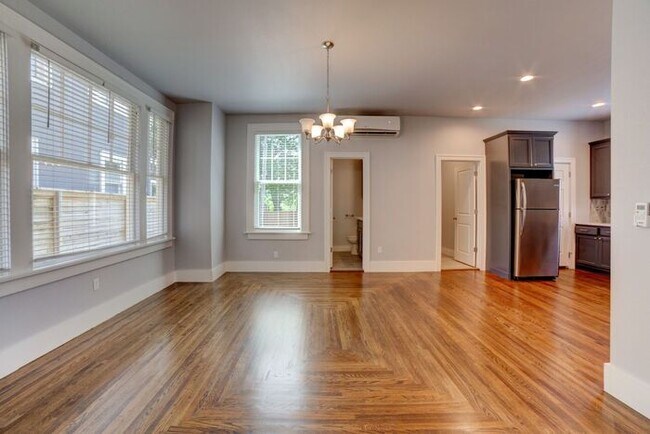Building Photo - Downtown 3/2.5 Fully Remodeled!