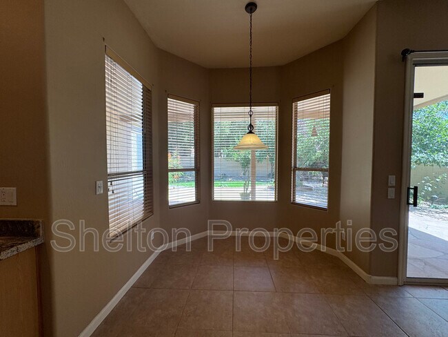 Building Photo - 1313 W Straford Ave