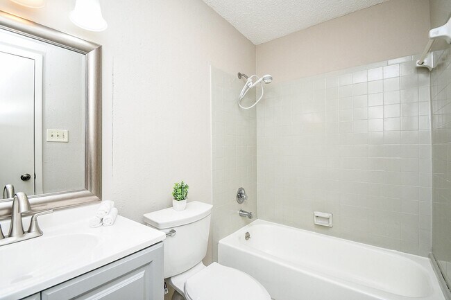 Building Photo - 17331 Red Oak Dr
