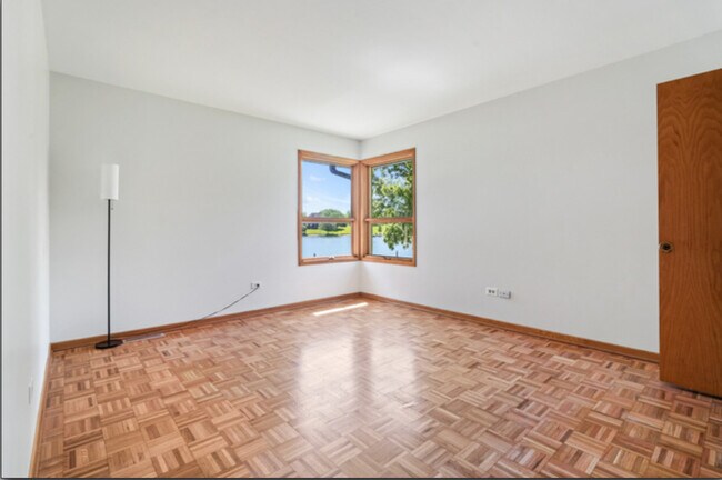 Building Photo - 2720 N Bayview Ln