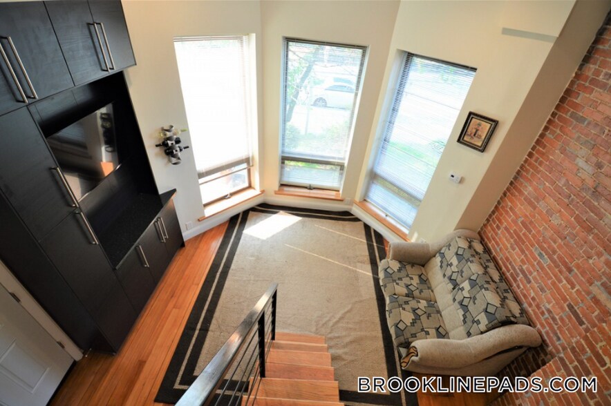 Building Photo - 1689 Beacon St