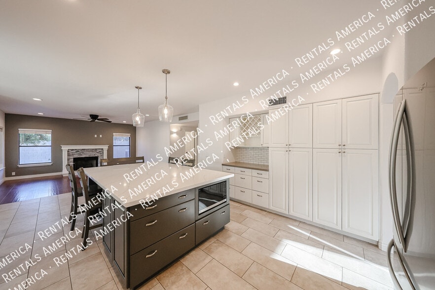 Building Photo - 5444 E Grovers Ave