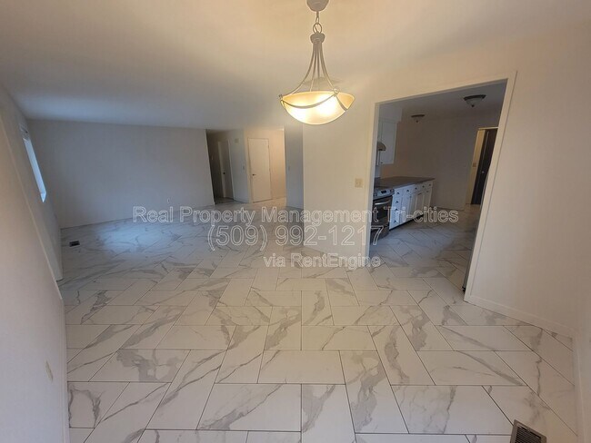 Building Photo - 3704 S Vancouver St