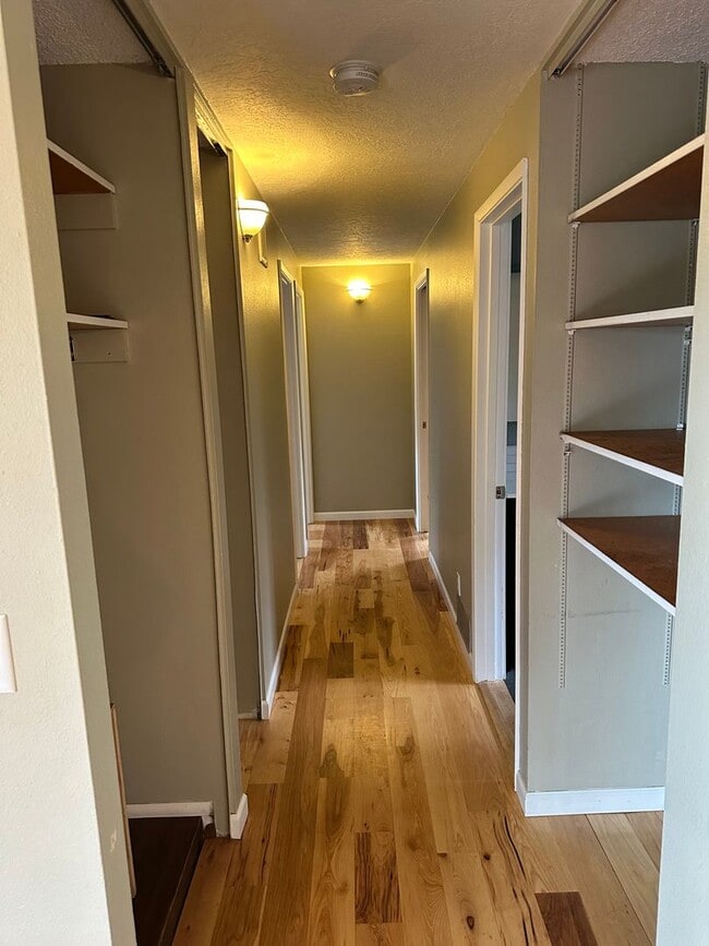 Building Photo - Beautifully updated 4 bedroom 2 bathroom h...