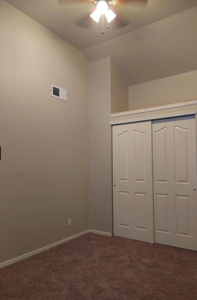 Building Photo - 3 bedroom 2 bathroom beautiful rental ! Available November