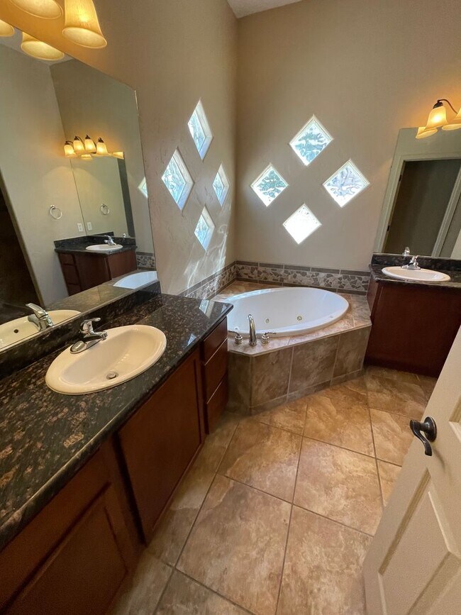 Building Photo - Charming 3 Bedroom, 2 Bath, 2 Car Garage Home - Available Now!