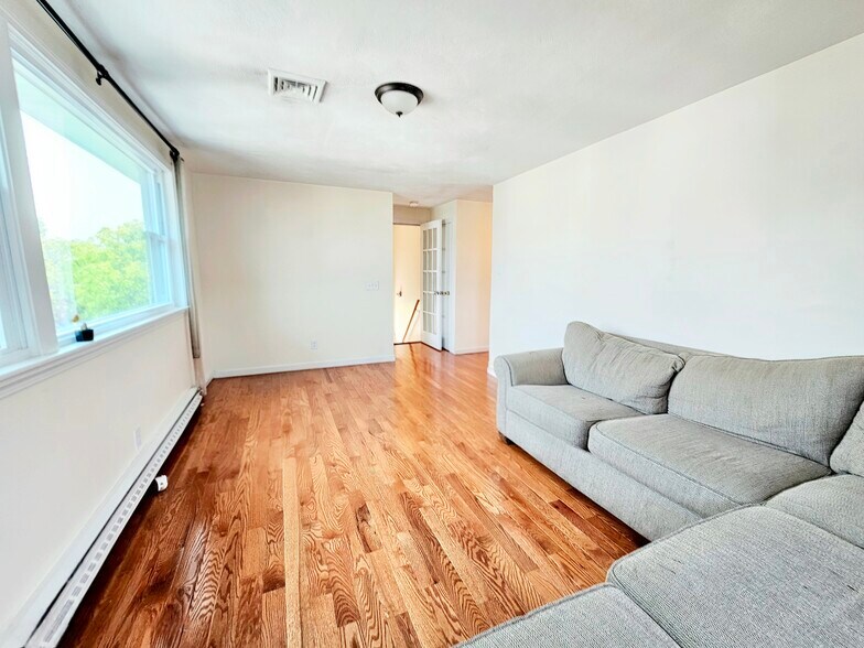 Building Photo - 74 Dunboy St