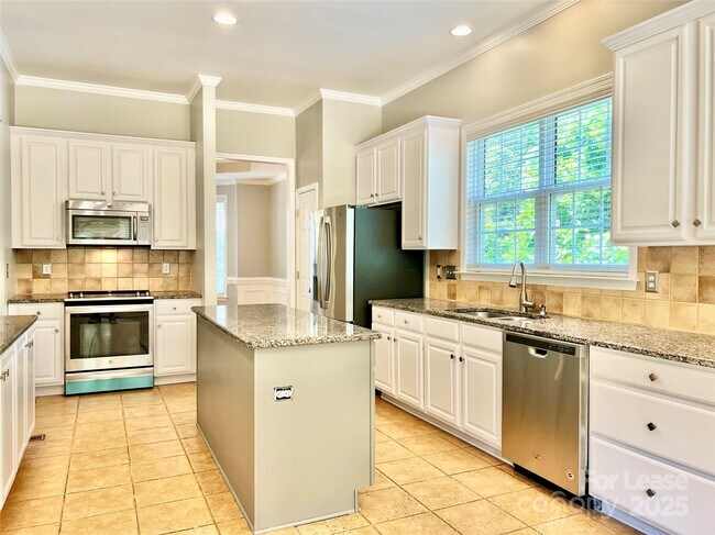 Building Photo - 811 Deercross Ln