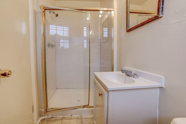 Building Photo - 3 BED 2 BATH! Schedule a tour today!