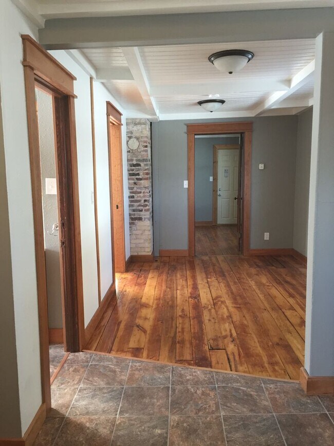 Building Photo - 920.5 E. 5th Street- Charming Cottage