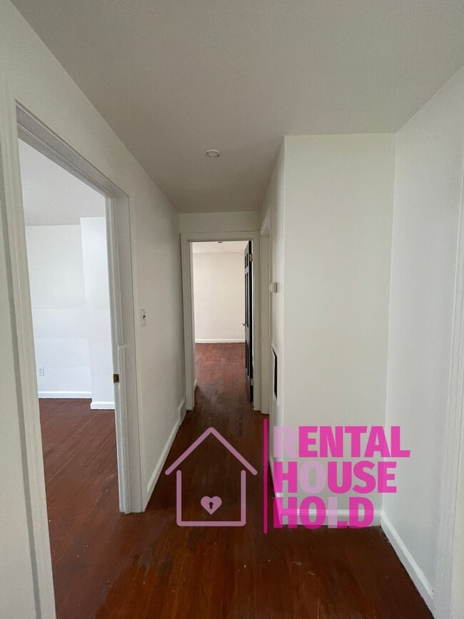 Building Photo - ~ 3 BEDROOM | 1 BATH | FREE PRE SCREEN