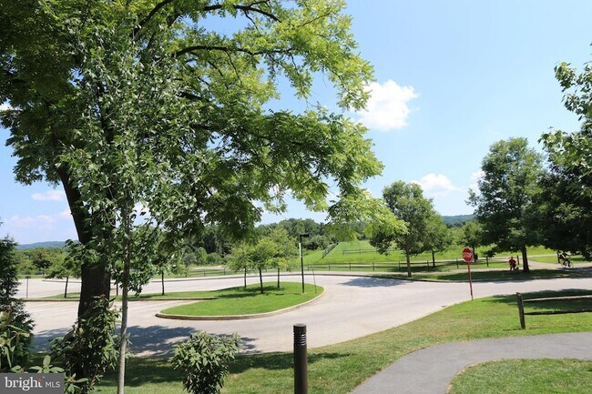 Building Photo - 1705 Mountainview Dr