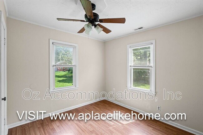 Building Photo - 563 S Ash Ave