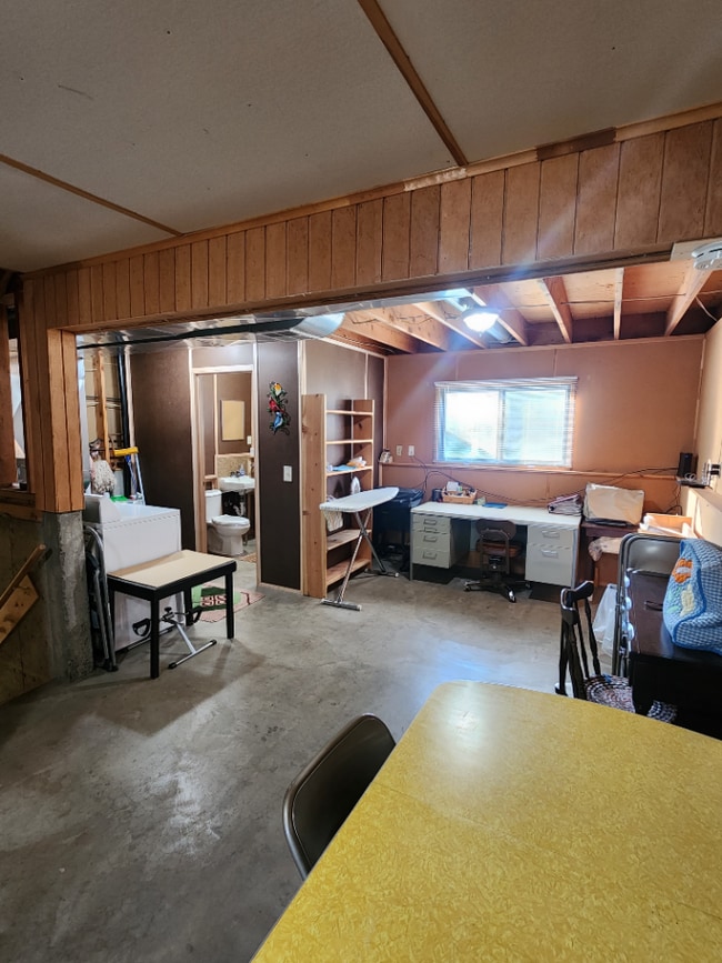 Building Photo - Furnished 3BR, 1.5BTH Centrally Located in...