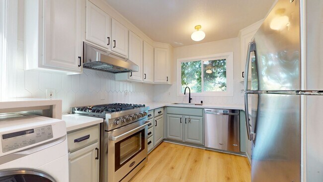 Building Photo - Mid-Century Home Available in the Richmond...