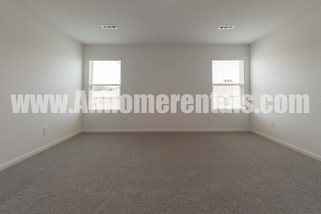 Building Photo - Large 4 Bedroom Home!