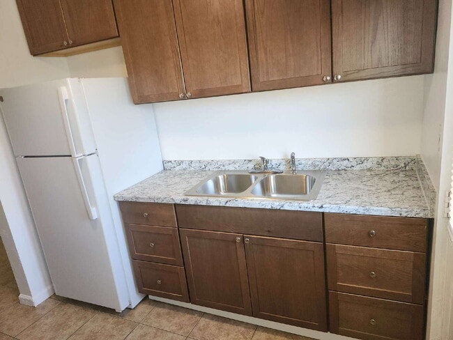 Building Photo - 1 bedroom 1 bath available in Dos Palos, CA.