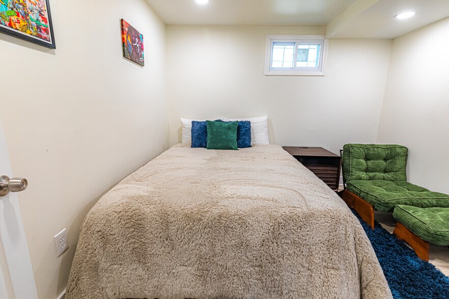 Building Photo - 2325 5th Ave