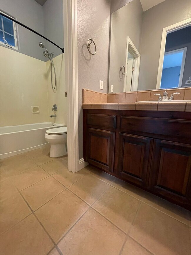 Building Photo - Beautiful 4-Bedroom Home in Prime Rosevill...