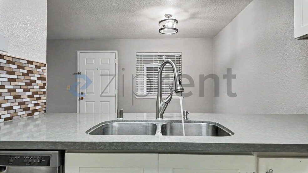 Building Photo - Unit 164