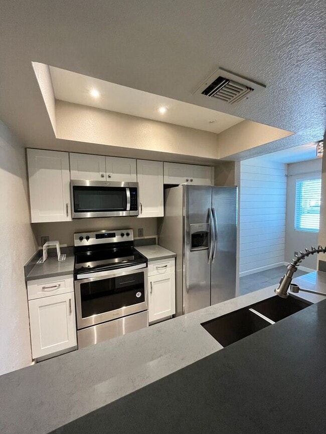 Building Photo - 616 S Hardy Dr