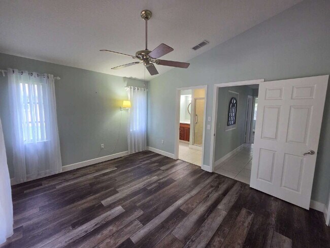 Building Photo - "Charming 2-Bed, 2-Bath North Port Retreat with Gleaming Hardwood Floors!"