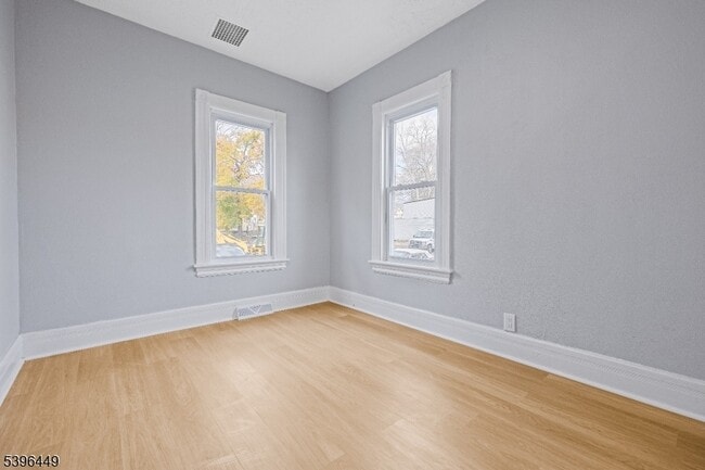 Building Photo - 8 Woodside Ave