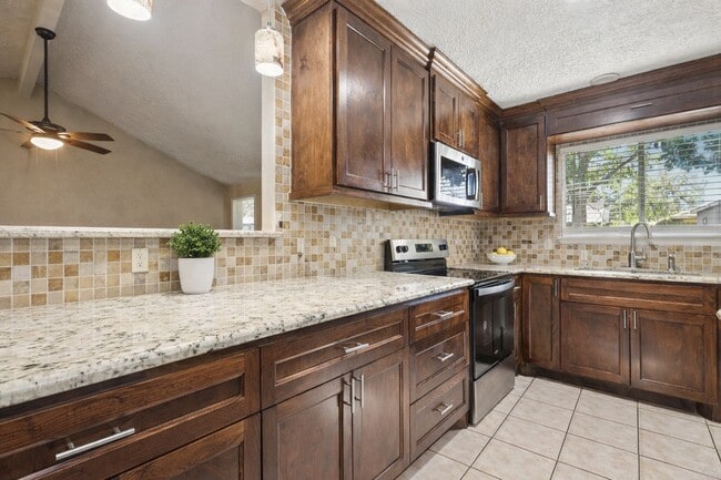 Building Photo - 15815 Crystal Grove Dr