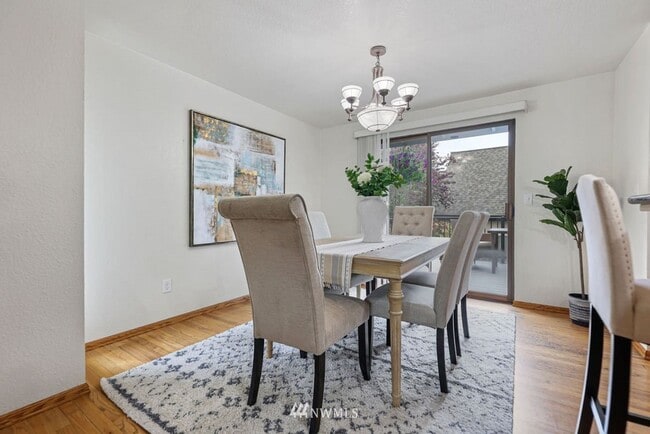 Building Photo - Oversized 4 Bedroom 3 Bathroom Home- Picni...