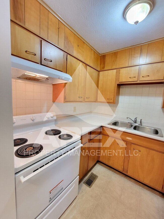 Building Photo - Spacious Ground Floor 1 Bd - 1Ba Apartment in Fountain City! W/D Hookup!