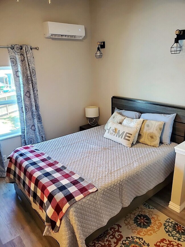 Building Photo - 4507 W Bayshore Dr