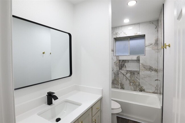 Building Photo - 7706 Garsee Dr