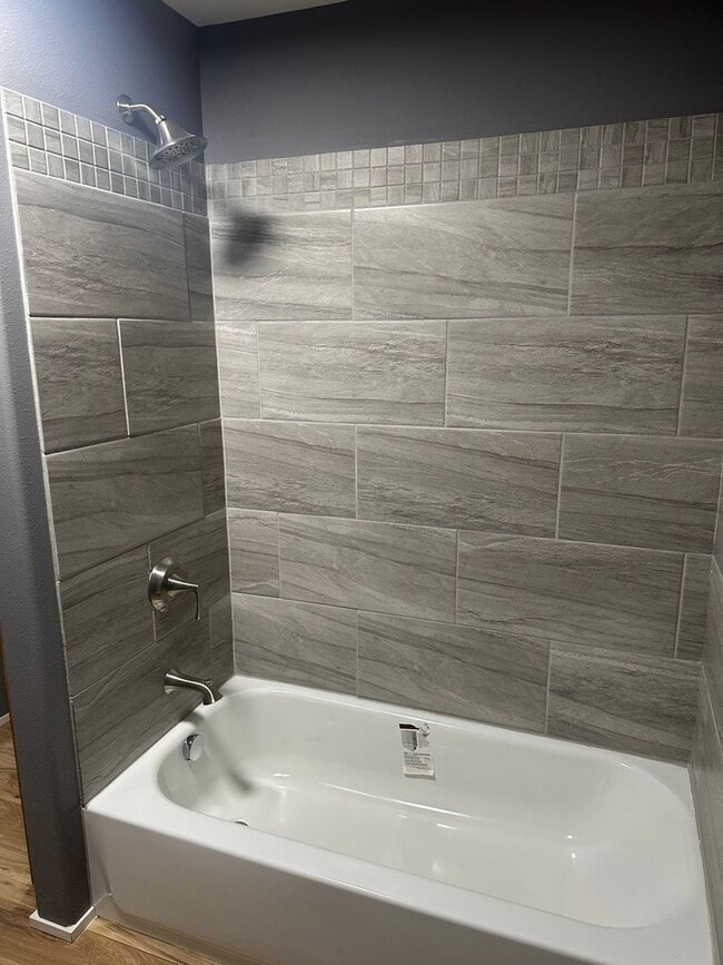 Building Photo - Large 4 Bedroom 2 Bath 1 Story Home with Large back deck