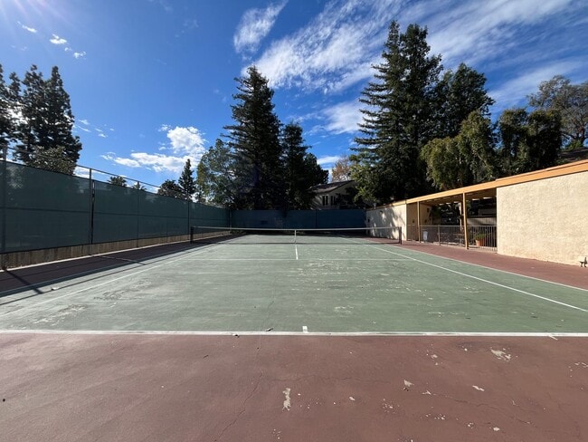 Building Photo - LOCATION! Move-in ready 2+2 w/parking, pool + balcony!