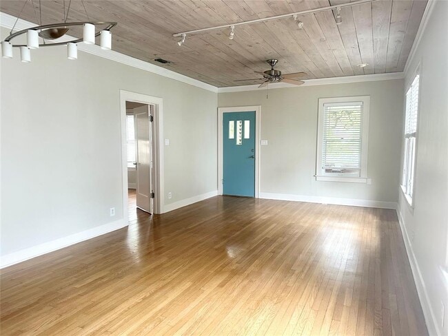 Building Photo - 312 Le Grande Ave