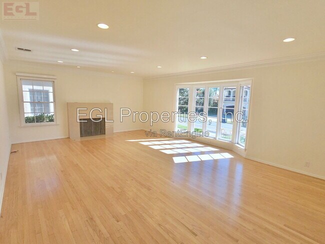 Building Photo - 10749 Wellworth Ave