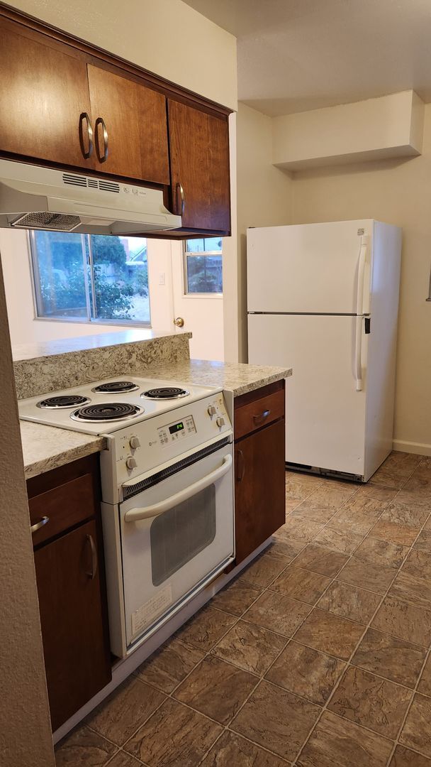 Building Photo - Wonderful 3 bedroom home close to schools and shopping!