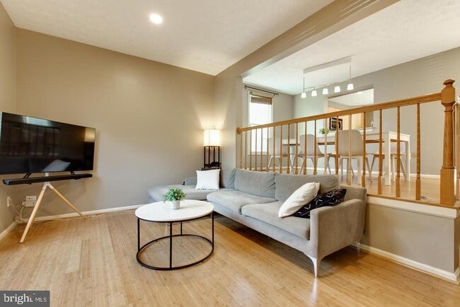 Building Photo - 3400 Oak W Dr