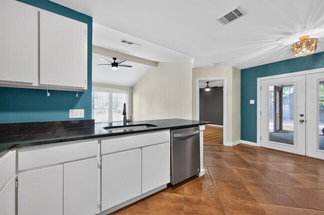 Building Photo - 801 Kavanagh Dr