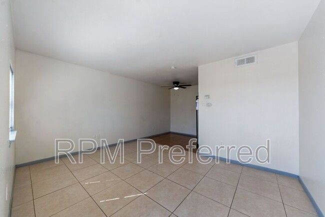 Building Photo - 1800 N Wayside Dr
