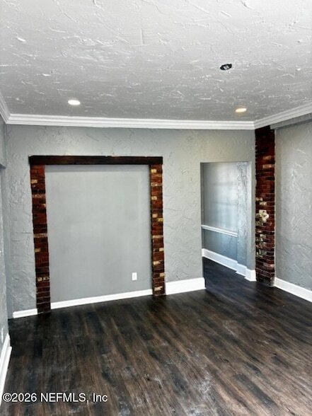 Building Photo - 2744 Riverside Ave