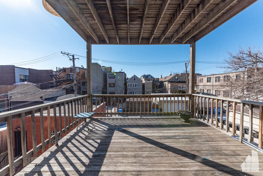 Building Photo - 2338 N Greenview Ave