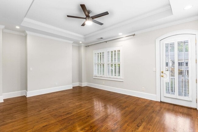 Building Photo - 656 Yorkshire Rd NE