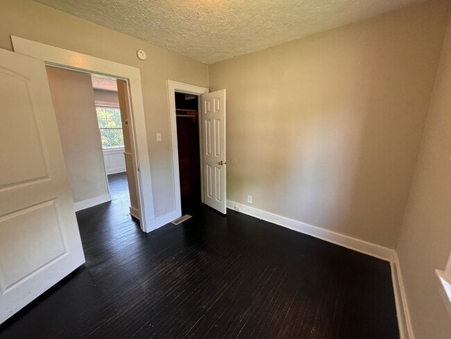 Building Photo - Charming Three bedroom, one bath house!