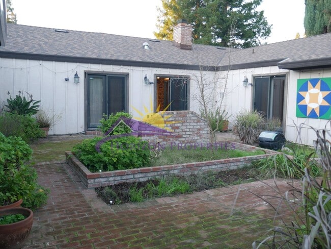 Building Photo - Spacious 4 Bed 4 Bath 2,954sqft Single Family Home in Carmichael