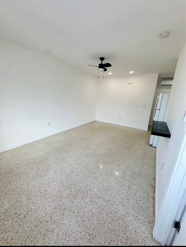 Building Photo - 401 SW 8th Ct
