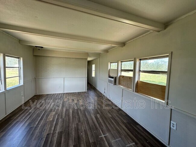 Building Photo - 8086 Heck Dr